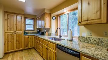 Apartemen Keluarga, 2 kamar tidur | Dapur pribadi | Lemari es, microwave, dan mesin pembuat kopi/teh