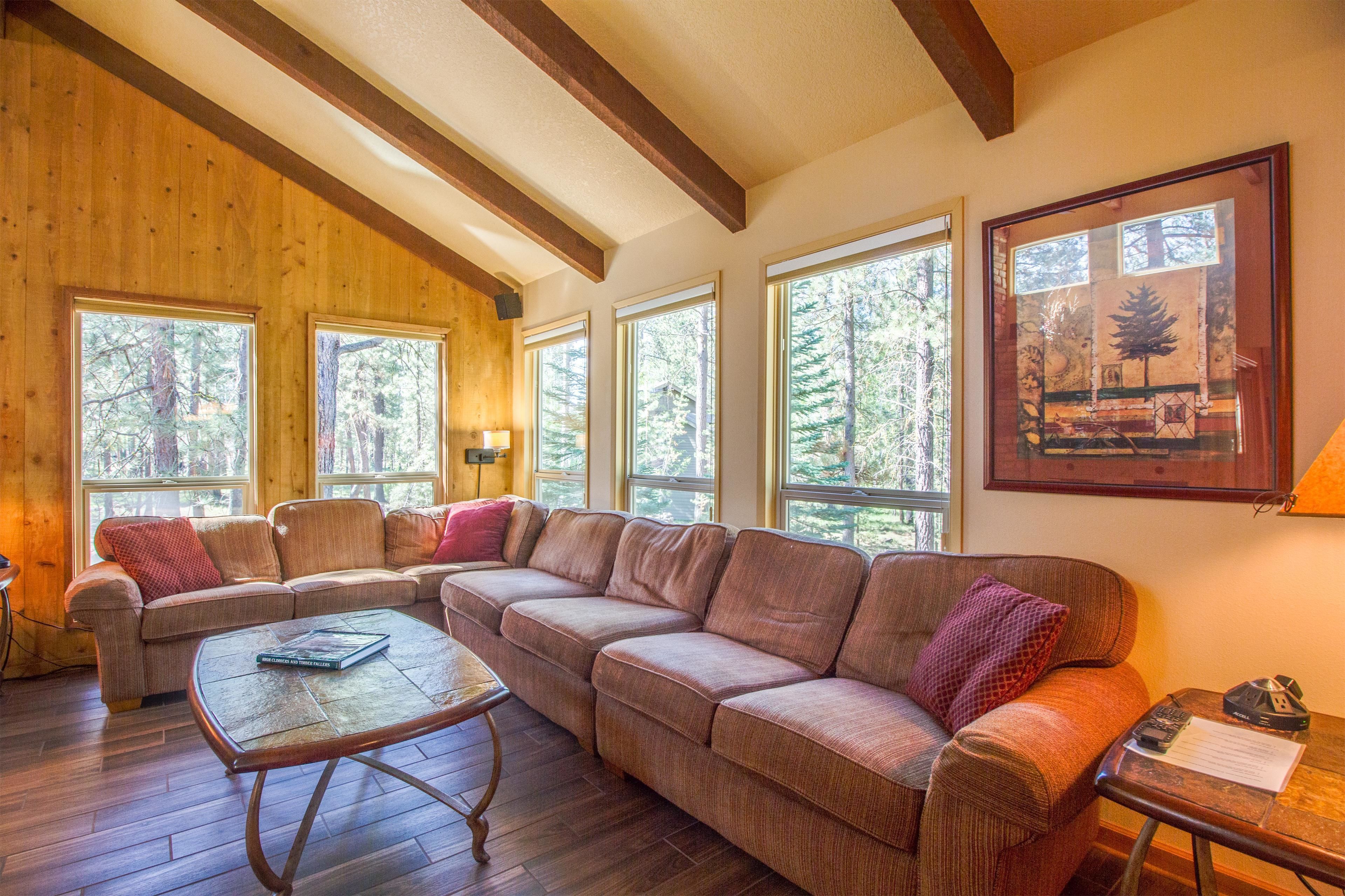 Perhehuoneisto, 4 makuuhuonetta | Oleskelualue | Televisio, takka, videopelikonsoli, DVD-soitin