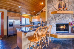 Family Apartment, 4 Bedrooms | Private kitchen | Fridge, microwave, stovetop, dishwasher - Twosome 6 (Bend)