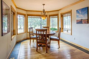 Family Apartment, 5 Bedrooms | In-room dining