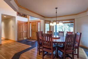 Family Apartment, 5 Bedrooms | In-room dining