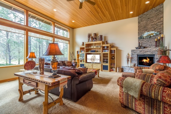 Family Apartment, 5 Bedrooms | Living area