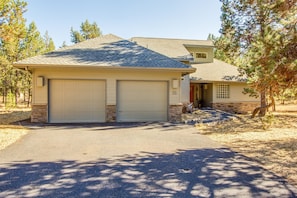 Family Apartment, 3 Bedrooms | Front of property