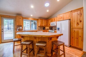 Perhehuoneisto, 3 makuuhuonetta | Yksityinen keittiö | Jääkaappi, mikroaaltouuni, liesi, astianpesukone