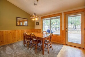 Family Apartment, 3 Bedrooms | In-room dining
