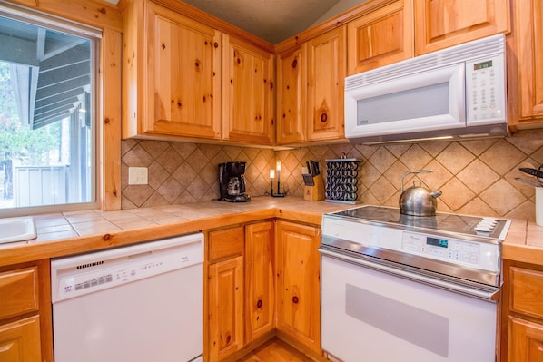 Family Apartment, 3 Bedrooms | Private kitchen | Fridge, microwave, stovetop, dishwasher