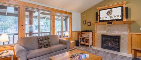 Familienapartment, 3 Schlafzimmer | Wohnbereich | Fernseher, Kamin, DVD-Player