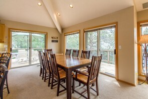 Family Apartment, 3 Bedrooms | In-room dining