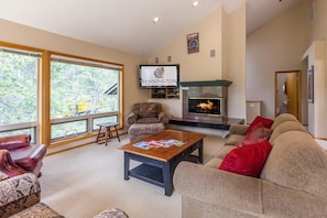 Family Apartment, 3 Bedrooms | Living area | Fireplace, DVD player - White Elm 30 (Bend)