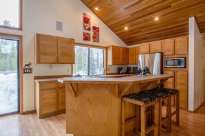 Family Apartment, 4 Bedrooms | Private kitchen | Fridge, microwave, stovetop, dishwasher