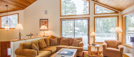 Family Apartment, 4 Bedrooms | Living area