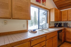 Family Apartment, 4 Bedrooms | Private kitchen | Fridge, microwave, stovetop, dishwasher - Winners 38 (Bend)