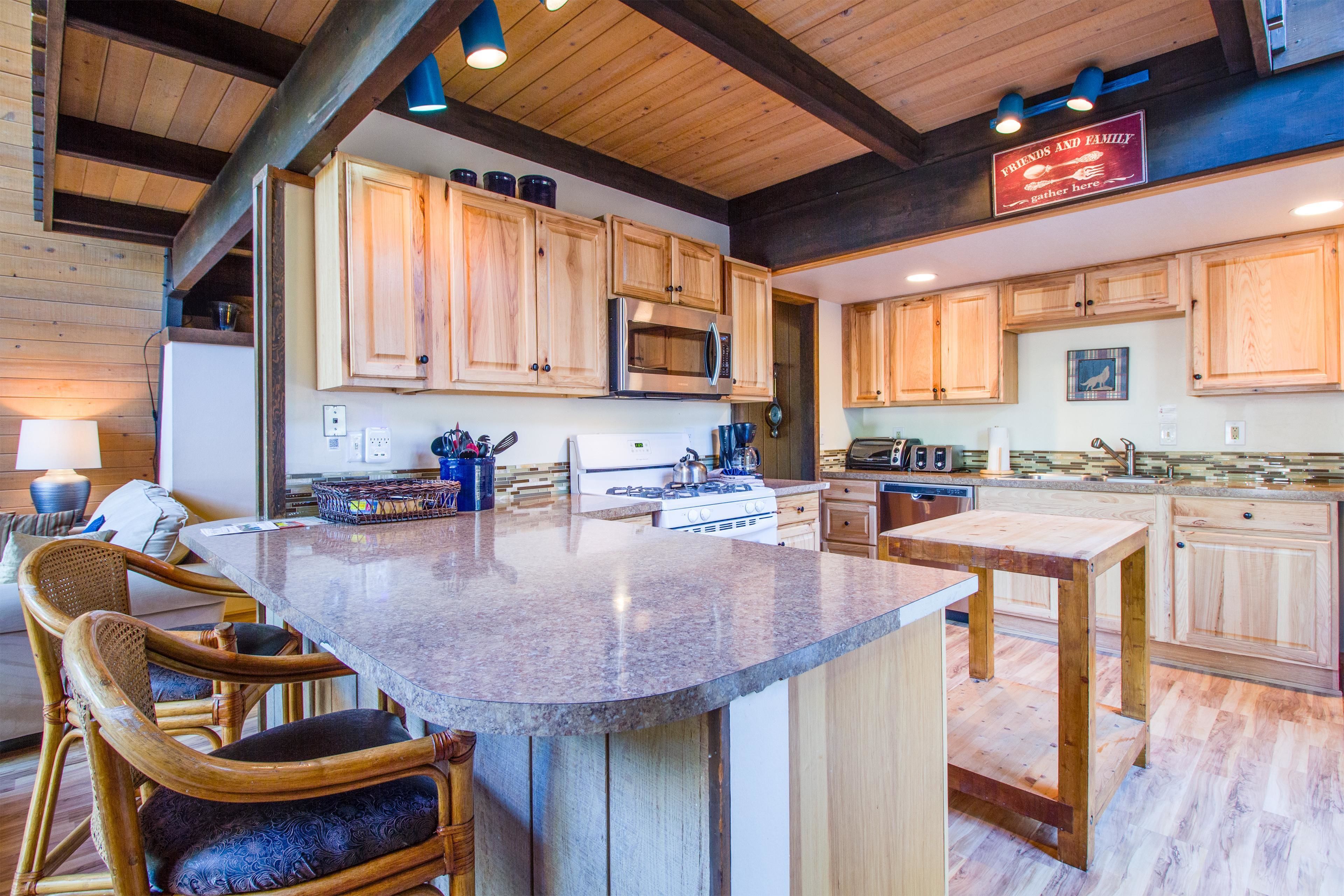 Family Apartment, 4 Bedrooms | Private kitchen | Fridge, microwave, oven, stovetop