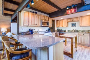 Perhehuoneisto, 4 makuuhuonetta | Yksityinen keittiö | Jääkaappi, mikroaaltouuni, uuni, liesi