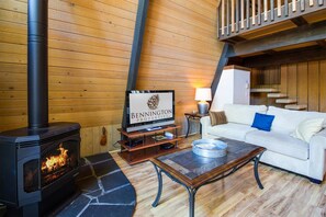 Perhehuoneisto, 4 makuuhuonetta | Oleskelualue | Takka, DVD-soitin