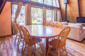Family Apartment, 4 Bedrooms | In-room dining - Woodland 1 (Bend)
