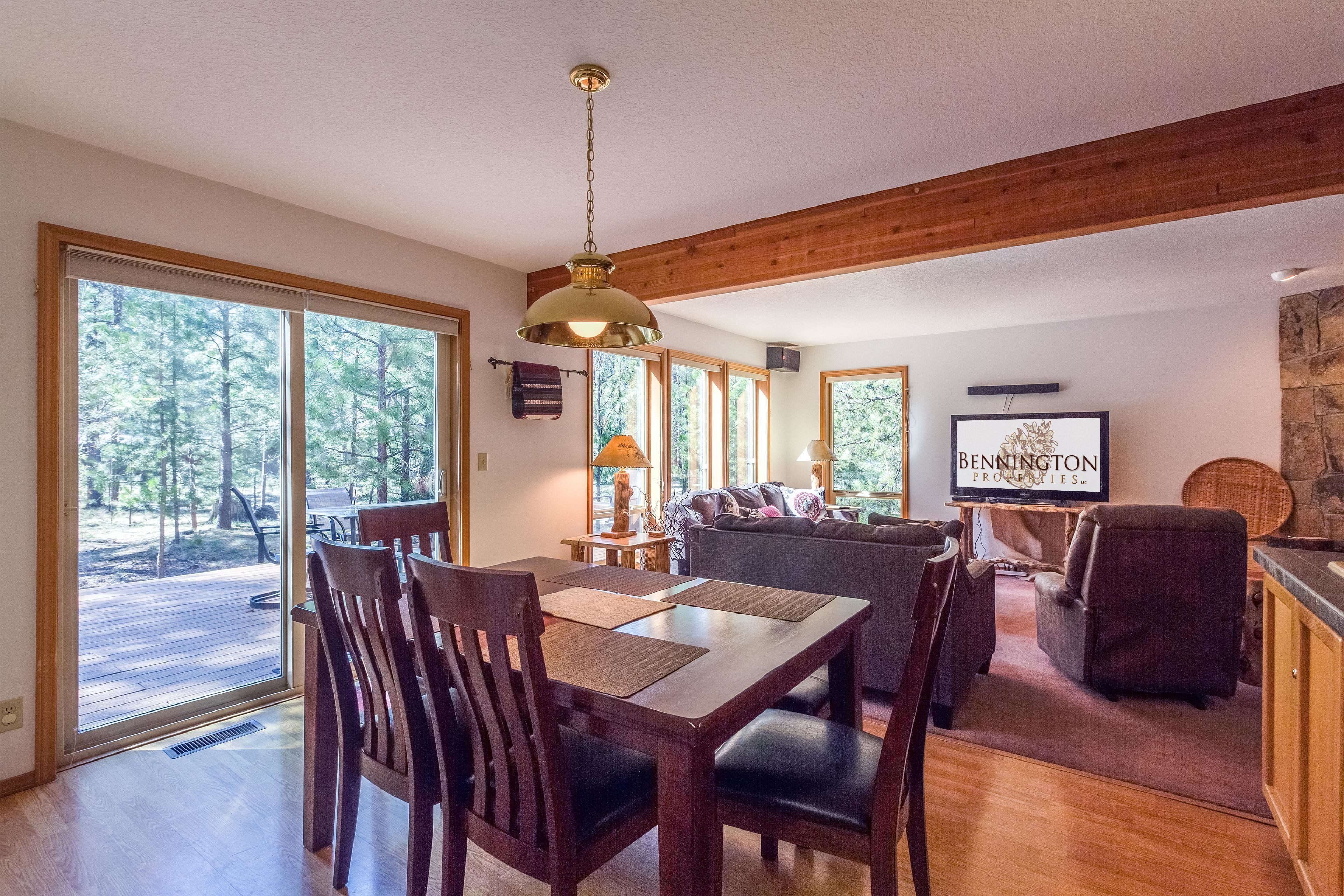 Apartamento família, 3 quartos | Opções para refeição no quarto