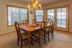 In-room dining - Quelah Lane 8 (Bend)