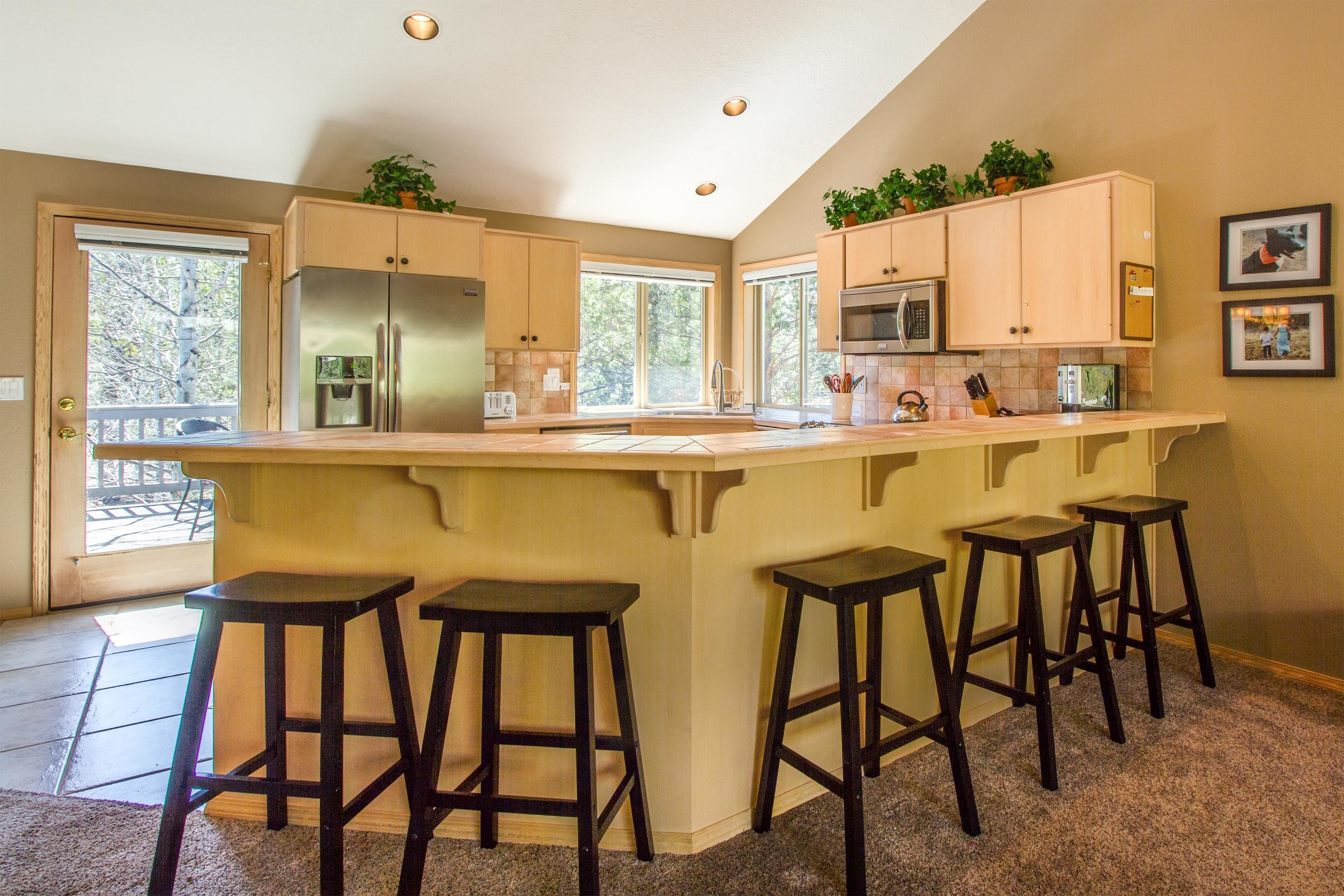 Family Apartment, 4 Bedrooms | Private kitchen | Fridge, microwave, oven, stovetop