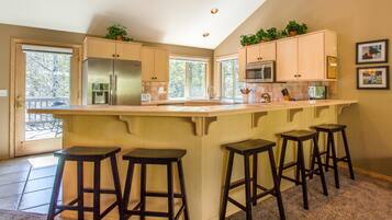 Family Apartment, 4 Bedrooms | Private kitchen | Fridge, microwave, oven, stovetop