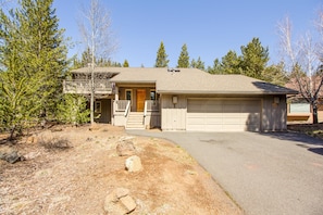 Family Apartment, 4 Bedrooms | Front of property - Fifteenth Tee 1 (Bend)