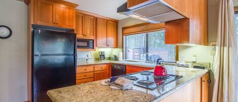 Familie appartement, 4 slaapkamers | Privékeuken | Een koelkast, een microgolfoven, een oven, een kookplaat