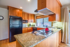 Family Apartment, 4 Bedrooms | Private kitchen