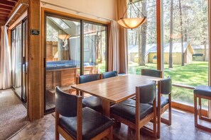 Apartamento familiar, 2 habitaciones | Servicio de comidas en la habitación