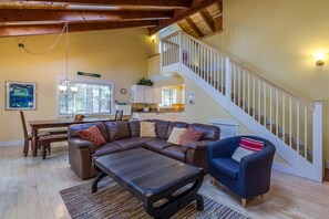 Departamento familiar, 4 habitaciones | Sala de estar | Televisión, chimenea y reproductor de DVD