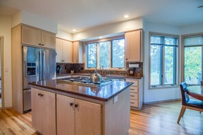 Family Apartment, 6 Bedrooms | Private kitchen | Fridge, microwave, coffee/tea maker - Siskin 12 (Bend)