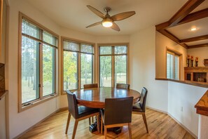 Family Apartment, 6 Bedrooms | In-room dining - Siskin 12 (Bend)