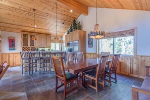 Family Apartment, 4 Bedrooms | In-room dining