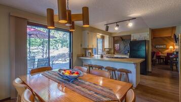 Family Apartment, 3 Bedrooms | In-room dining