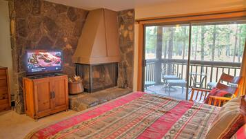 Family Apartment, 2 Bedrooms | 2 bedrooms, free WiFi, bed sheets