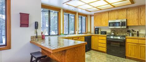 Family Apartment, 4 Bedrooms | Private kitchen | Fridge, microwave, oven, stovetop