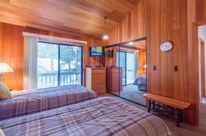 Family Apartment, 4 Bedrooms | 4 bedrooms, travel crib, free WiFi, bed sheets