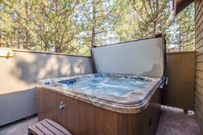 Family Apartment, 4 Bedrooms | Outdoor spa tub - Kinglet 23 (Bend)