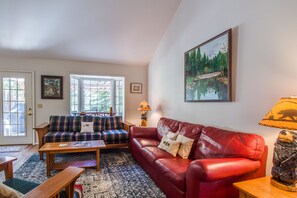 Appartement familial, 4 chambres | Aire de séjour | Lecteur de DVD