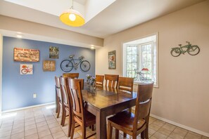 Appartement familial, 4 chambres | Repas dans la chambre