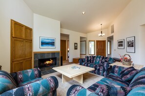 Family Apartment, 4 Bedrooms | Living area