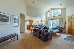 Family Apartment, 4 Bedrooms | Living area