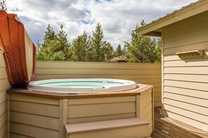 Family Apartment, 4 Bedrooms | Outdoor spa tub