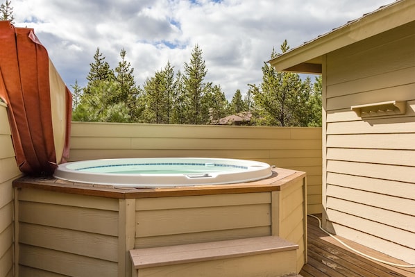 Family Apartment, 4 Bedrooms | Outdoor spa tub