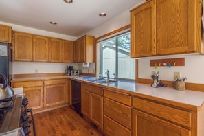 Family Apartment, 4 Bedrooms | Private kitchen