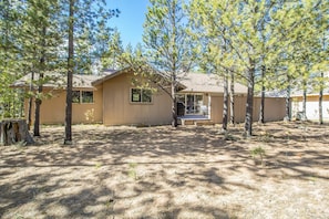 Family Apartment, 4 Bedrooms | Property grounds - Klamath Lane 9 (Bend)