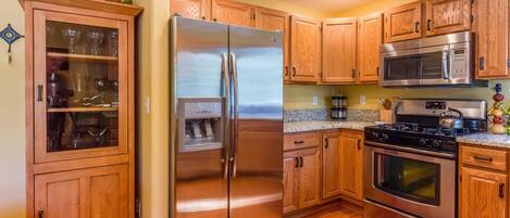 Family Apartment, 4 Bedrooms | Private kitchen | Fridge, microwave, coffee/tea maker