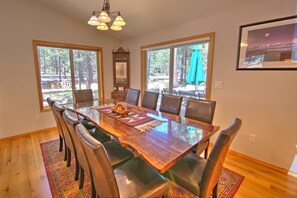 Family Apartment, 4 Bedrooms | In-room dining