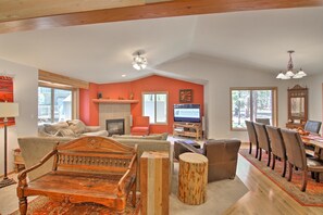 Familie appartement, 4 slaapkamers | Woonkamer | Televisie en een open haard