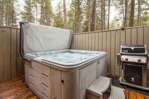 Family Apartment, 2 Bedrooms | Outdoor spa tub - Meadow House Cndo 8 (Bend)