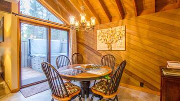 Family Apartment, 2 Bedrooms | In-room dining